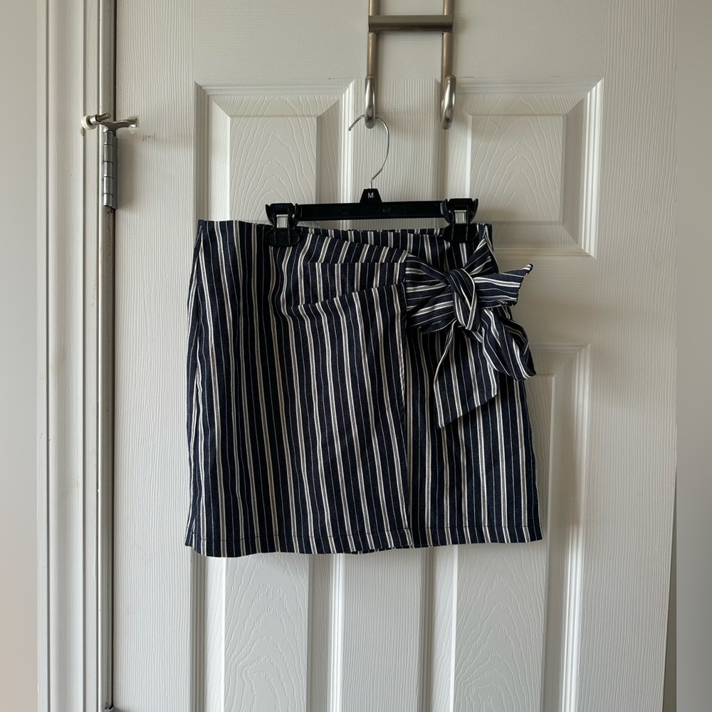 woman’s tie mini skirt brand she and sky size:small